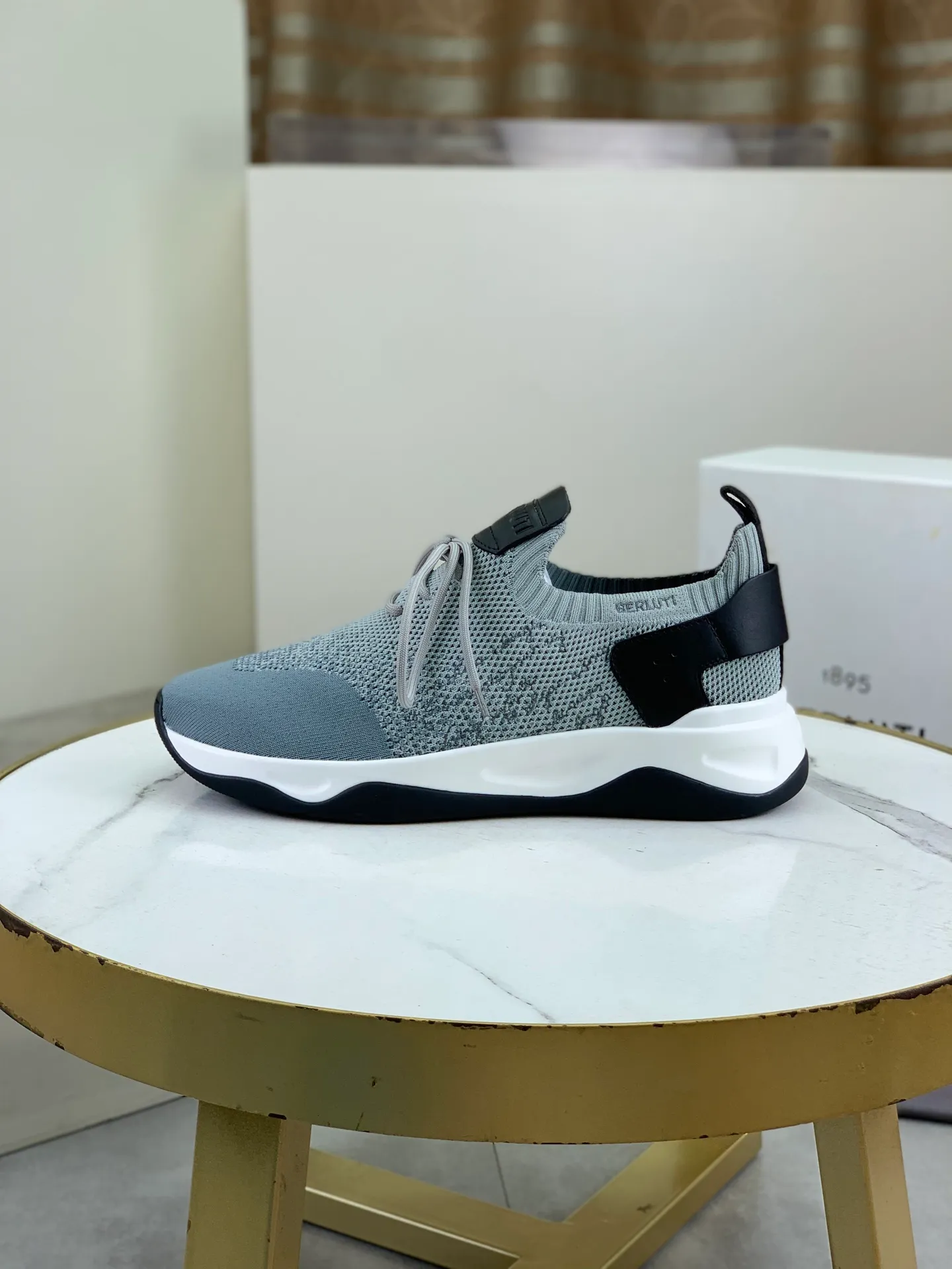 Factory price P680 💰Top purchasing quality💎💎Berlut* France's top men's shoes, the Berluti brand broke the rules in its debut and launched a new Edge shoe last. This model is hand-crafted with exquisite and fashionable fly-woven cowhide, a water-dyed cowhide lining, and an original color-blocked lightweight and wear-resistant rubber sole. This bold improvement of the iconic shoe last is of great significance to the creative work of its unique shape and edge width. On Alessandro shoes, this sharp-edged silhouette is made more see-through through Kris' bold and professional new Cloudy dyeing, making it classic and fashionable! Size: 39-45 (38 and 46 sizes can be customized)